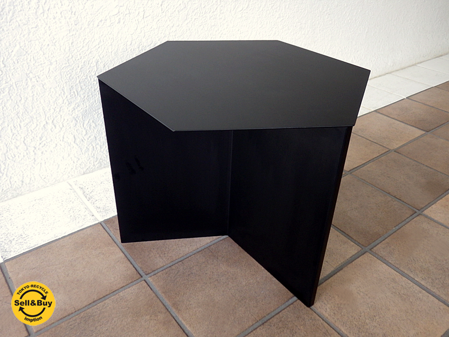ヘイ Hay スリットテーブル ヘキサゴン Slit Table Hexagon ブラック 定価 73 000 コンディション良好 折り紙 からインスピレーションを受けた静的で知的さをも感じる幾何学デザインのテーブル 買取と販売とレンタルのお店 家具を売るならtokyo