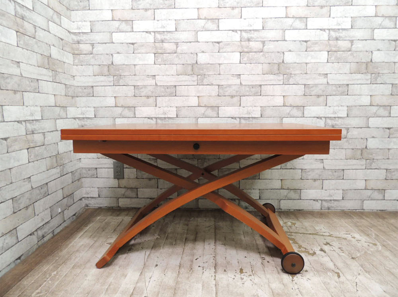 シーンに合わせて幅と高さを調整できる多目的テーブル ～カリガリス 