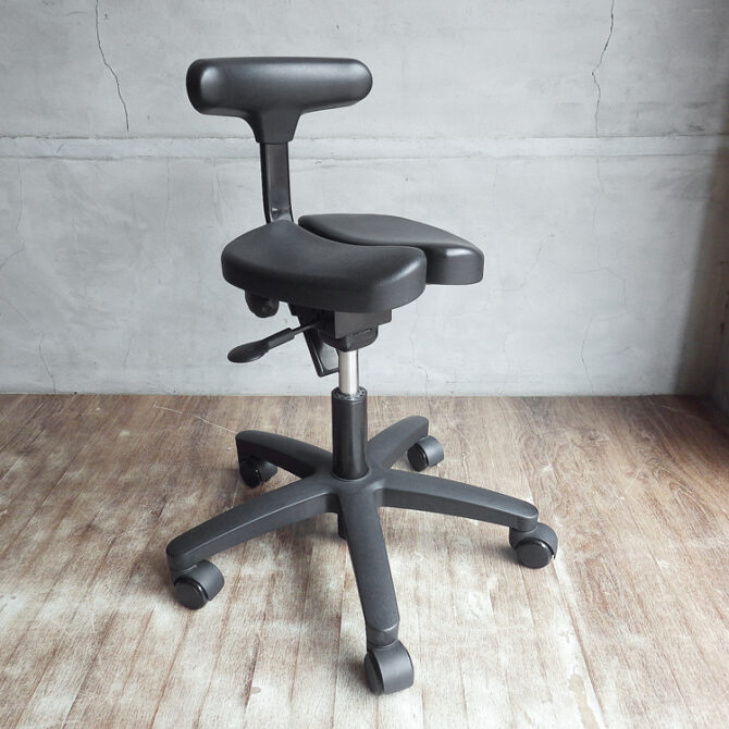 座面の回転可能ayur chair アーユル・チェアー オクトパス レッド 腰痛対策