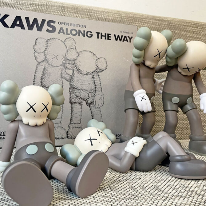 特集：KAWSの描くキャラクターアート✖✖ | 家具を売るならTOKYO