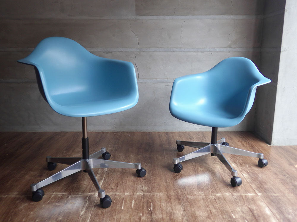 ハーマンミラー Herman Miller × ヴィトラ vitra. Wネーム アームシェルチェア コントラクトベース キャスター 水色 イームズ Eames ミッドセンチュリー 2脚 中古品 買い取りしました。