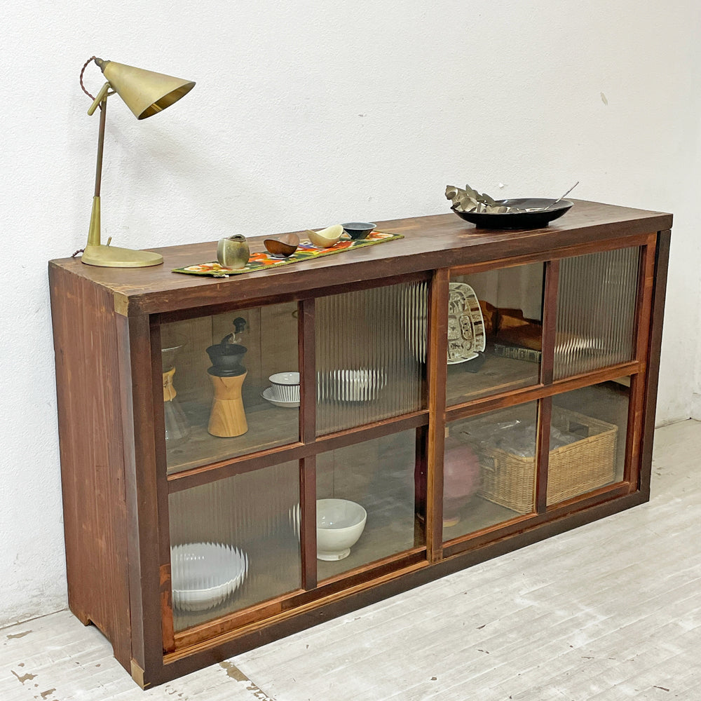 【祖師ヶ谷大蔵店】ジャパンビンテージ Japan Vintage ガラスキャビネット 水屋箪笥 食器棚 カップボード 引き戸 古家具 店舗什器 木味 W167cm 買取させていただきました。
