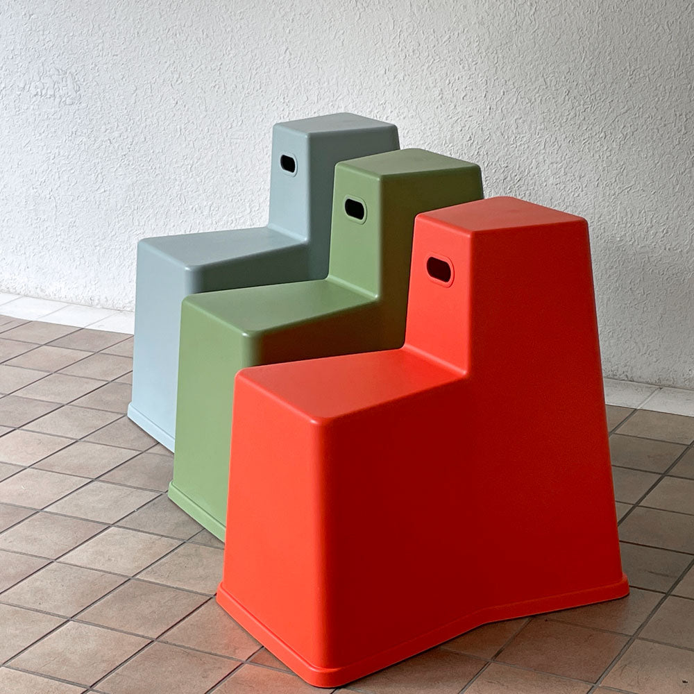 【用賀店】ヴィトラ vitra スツール ツール STOOL TOOL コンスタンチン・グルチッチ スタッキング スイス 定価48,400円 ポピーレッド、インダストリアルグリーン、ライトグレー 計3脚 買取させていただきました。