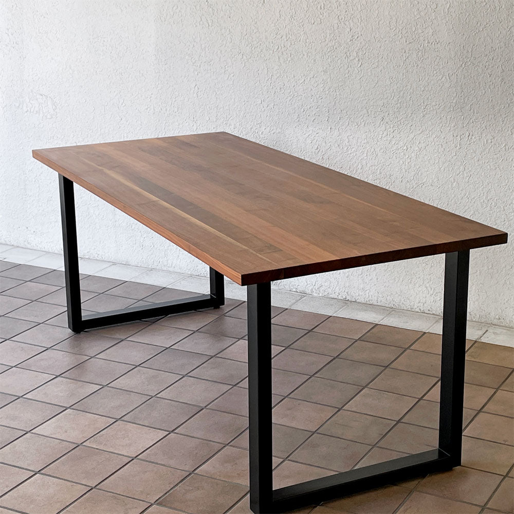 【用賀店】かなでもの KANADEMONO ザ・テーブル THE TABLE ウォールナット天板 ブラック 幅180cm スチール スクエアベース ワークデスク インダストリアルデザイン 買取させていただきました。