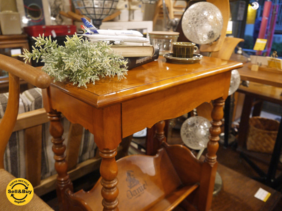 横浜ダニエル daniel サイドテーブル 樺桜材 飾り棚 電話台 クラシカル アーリーアメリカン ～クラシックな空間を彩る、人気のトラディショナル家具～ 【 買取と販売とレンタルのお店 】