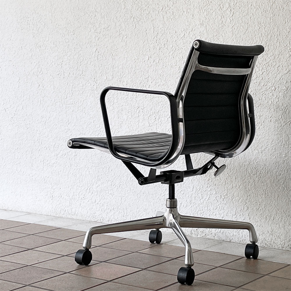  【用賀店】ハーマンミラー Herman Miller アルミナムグループ マネジメントチェア デスクチェア 本革 4本脚 アームチェア キャスター イームズ ビンテージ 買取させていただきました。