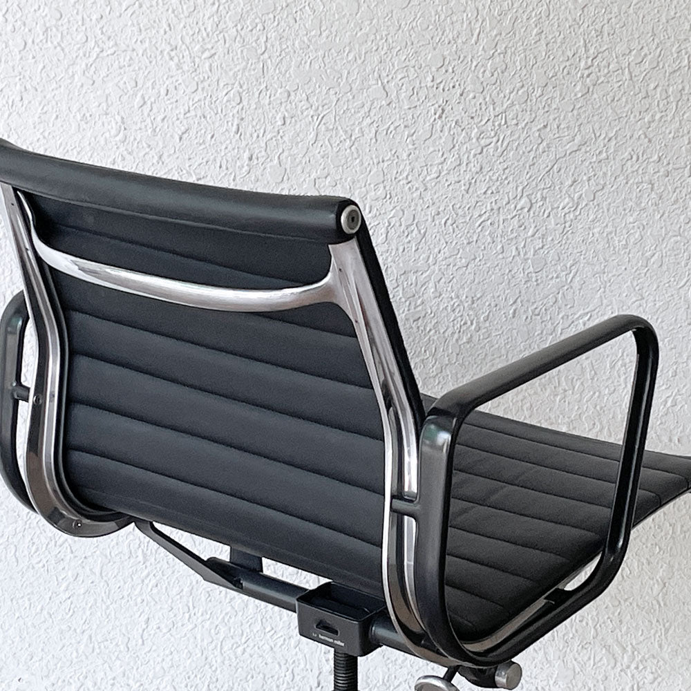 ハーマンミラー Herman Miller アルミナムグループ マネジメントチェア デスクチェア 本革 4本脚 アームチェア キャスター イームズ ビンテージ ～ビンテージでも古びない、その信頼性～
