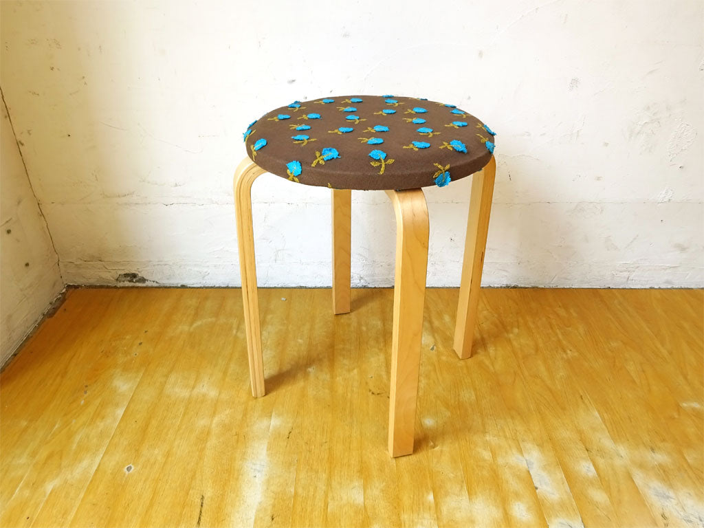 ナチュラルデザイン 木製 丸スツール ミナペルホネン mina perhonen Skip スキップ 花柄 ファブリック 刺繍 リメイク家具 テキサススタイル グレー 中古品 買い取りしました。