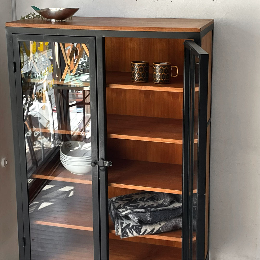 インダストリアルデザイン ガラスキャビネット スチール×アジアンチーク オーダー家具 ディスプレイ 店舗什器 ～ 見せる収納で素敵なお部屋づくり！ ～