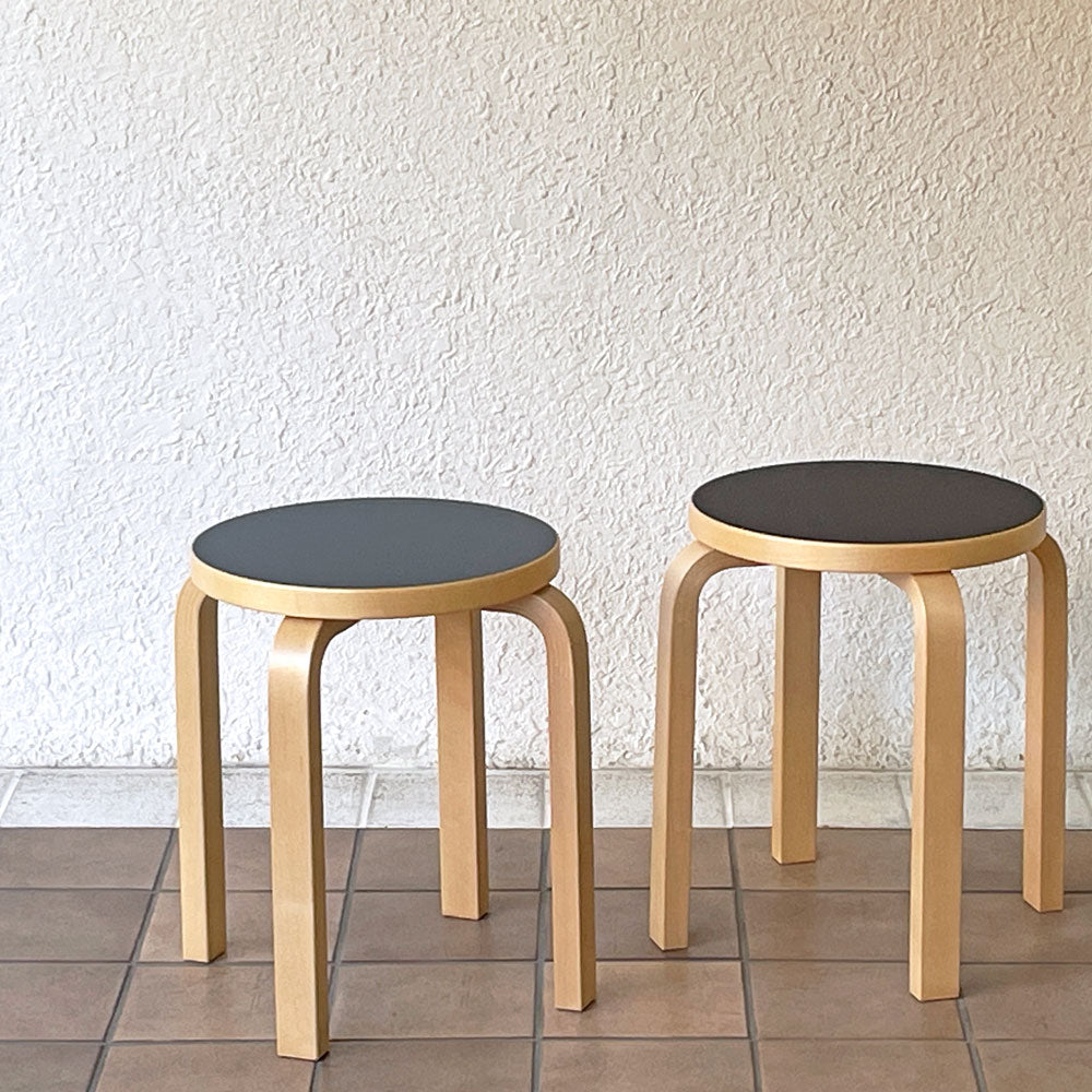 アルテック artek スツール Stool E60 4本脚 リノリウム ジーンズ 14 JEANS ＆ チャコール 15 CHARCOAL スコープ別注カラー 北欧家具 フィンランド ～ 暮らしに寄り添う北欧デザインの傑作 ～