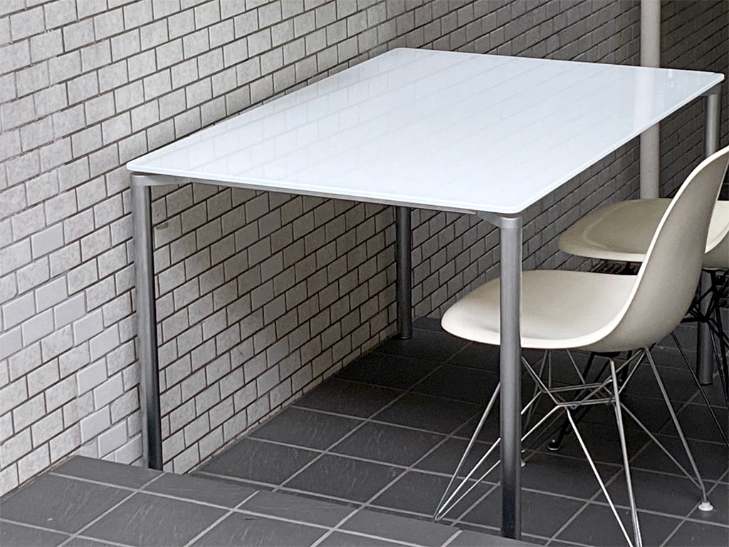 フリッツハンセン Fritz Hansen プラーノ PLANO P932 ダイニングテーブル ホワイト ガラストップ ペリカンデザイン ～シンプルな中に光る個性～