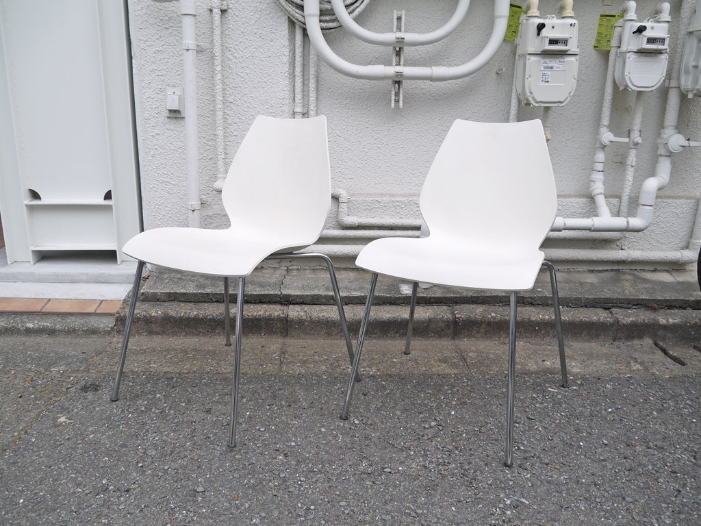 カルテル Kartell マウイチェア Maui ホワイト 2脚セット 巨匠 ヴィコ・マジストレッティ デザイン スタッキング可 一脚 定価:￥28,728- イタリアモダン 新着商品 買い取りしました。