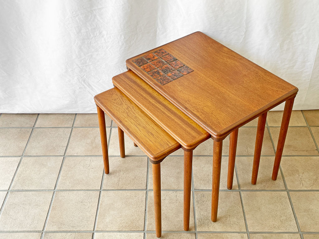 デンマークビンテージ Danish Vintage チーク材 ネストテーブル 3連 タイルトップ 入れ子式 ミッドセンチュリーデザイン 中古品 買い取りしました。