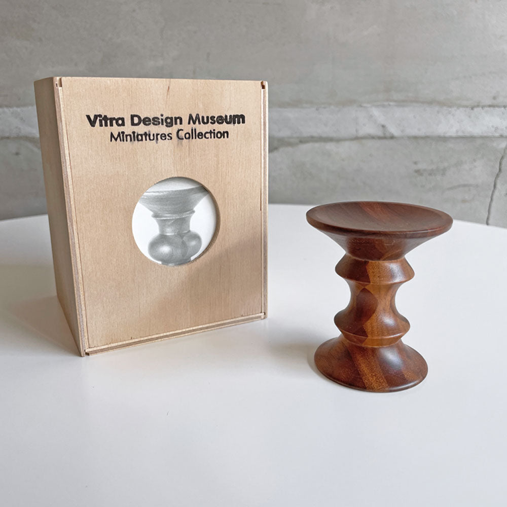 ヴィトラデザインミュージアム Vitra. ミニチュアコレクション ウォールナットスツール 411 C&Rイームズ 箱付き 中古品 買い取りしました。