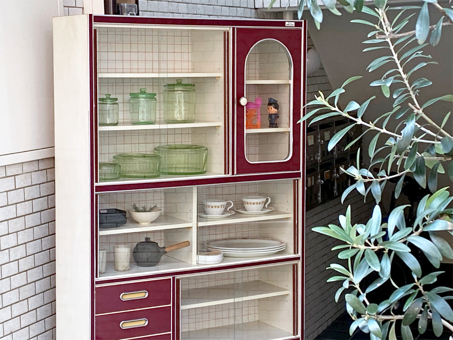 昭和レトロ レトロポップ カップボード 食器棚 あずき色 アーチ窓 ジャパンビンテージ ～70’s、憧れが生んだデザイン～