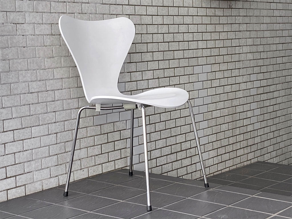 フリッツハンセン Fritz Hansen セブンチェア ホワイトラッカー アルネ・ヤコブセン スタッキングチェア 北欧家具 デンマーク 中古品 買い取りしました。