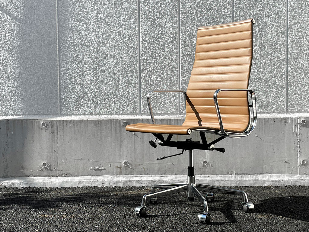 エイチエムファニチャー HM FURNITURE プレスラインタイプ イームズアルミナムグループ アルミナムチェア リプロダクト 本革 ハイバック 中古品 買い取りしました。