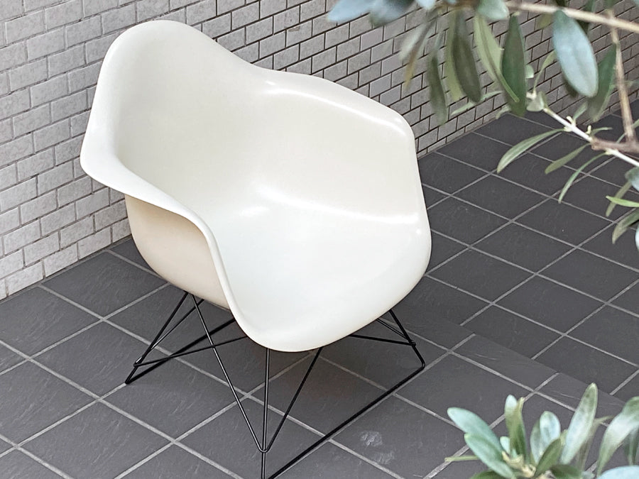 ハーマンミラー Herman Miller アームシェルチェア ラウンジチェア LAR キャッツクレイドル ラウンジベース ホワイト C&R イームズ 現行FRP製 ～終わりなき、デザインの旅～