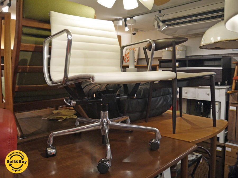 ハーマンミラー Herman Miller アルミナムグループ マネージメントチェア 本革 ガス圧シリンダーリフト クロームフード アルミバフ キャスターベース アイボリー C&Rイームズ 展示極美品　中古品 買い取りしました！ 自由が丘店 出張買取もお任せください。