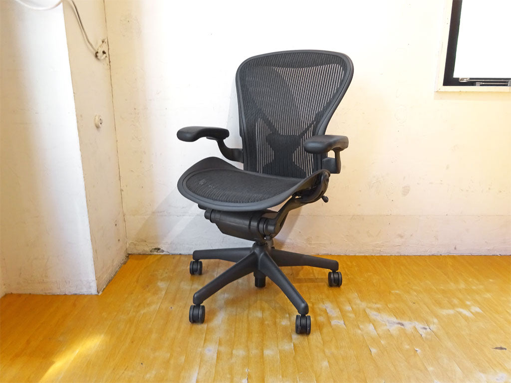 ハーマンミラー HermanMiller アーロンチェア ライト  Bサイズ ポスチャーフィット クラシックカーボン グラファイトベース アーム固定 中古品 買い取りしました。