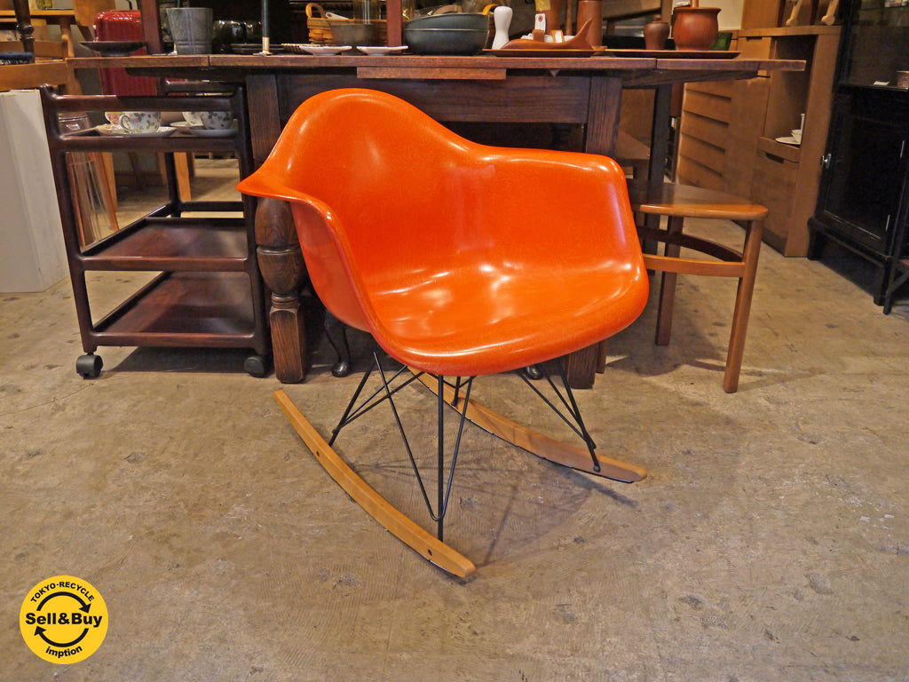 ハーマンミラー Herman Miller アームシェルチェア 現行 FRP製 レッドオレンジ + ロッカーベース C&R イームズ ミッドセンチュリー 中古品 買い取りしました！ 自由が丘店 出張買取もお任せください。