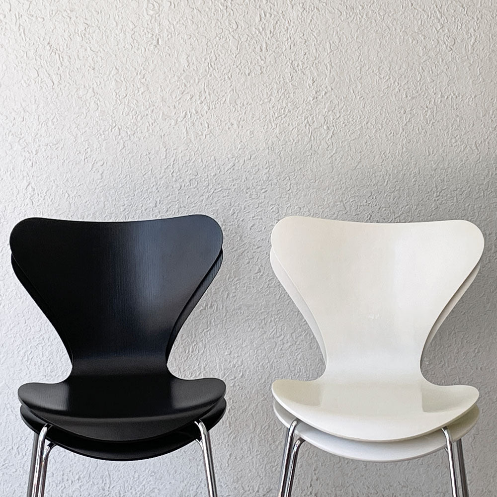 フリッツハンセン Fritz Hansen セブンチェア 4脚 ラッカー ホワイト カラードアッシュ ブラック スタッキング アルネ・ヤコブセン デンマーク 北欧家具～緩やかな曲線を描く椅子～