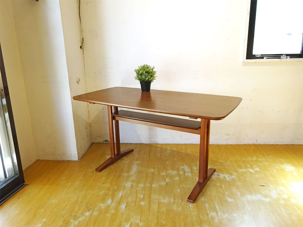カリモク60+ karimoku カフェテーブル ウォールナット色 棚板付き ミッドセンチュリーモダン 中古品 買い取りしました。