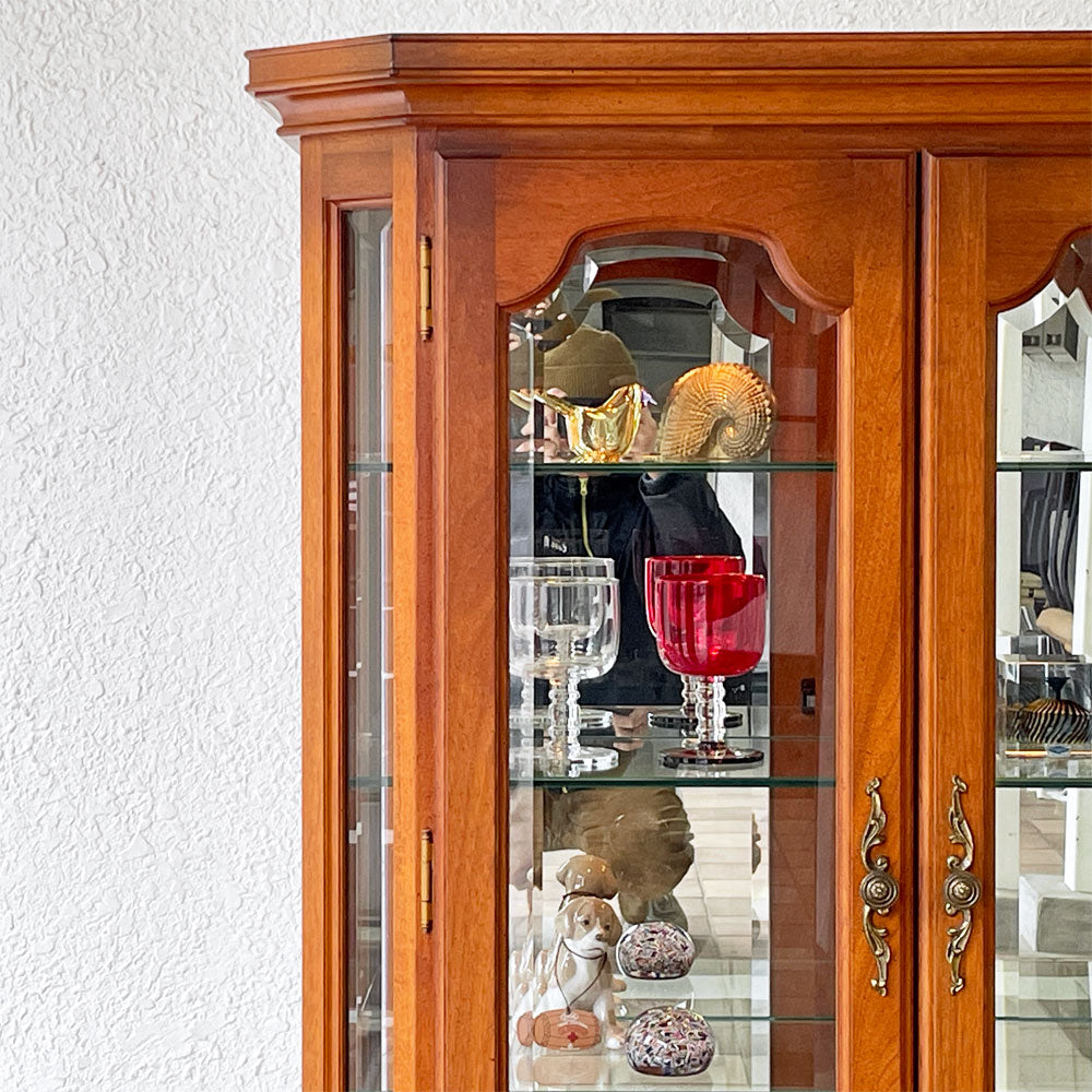 コスガ KOSUGA ニューイングランド New England ガラスキャビネット 4面ガラス キュリオケース ディスプレイケース クラシカルデザイン　～日本屈指の老舗家具ブランド"コスガ"が手掛けた、最高級ガラスキャビネット。～