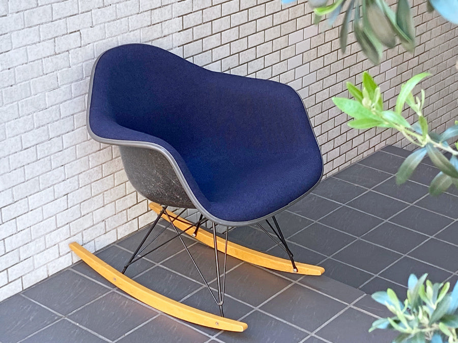 ハーマンミラー Herman Miller アームシェルチェア  ビンテージ 2nd+ ロッカーベース ブラックシェル ネイビーファブリック 張替済み イームズ ミッドセンチュリー ～美しい形をした永遠～