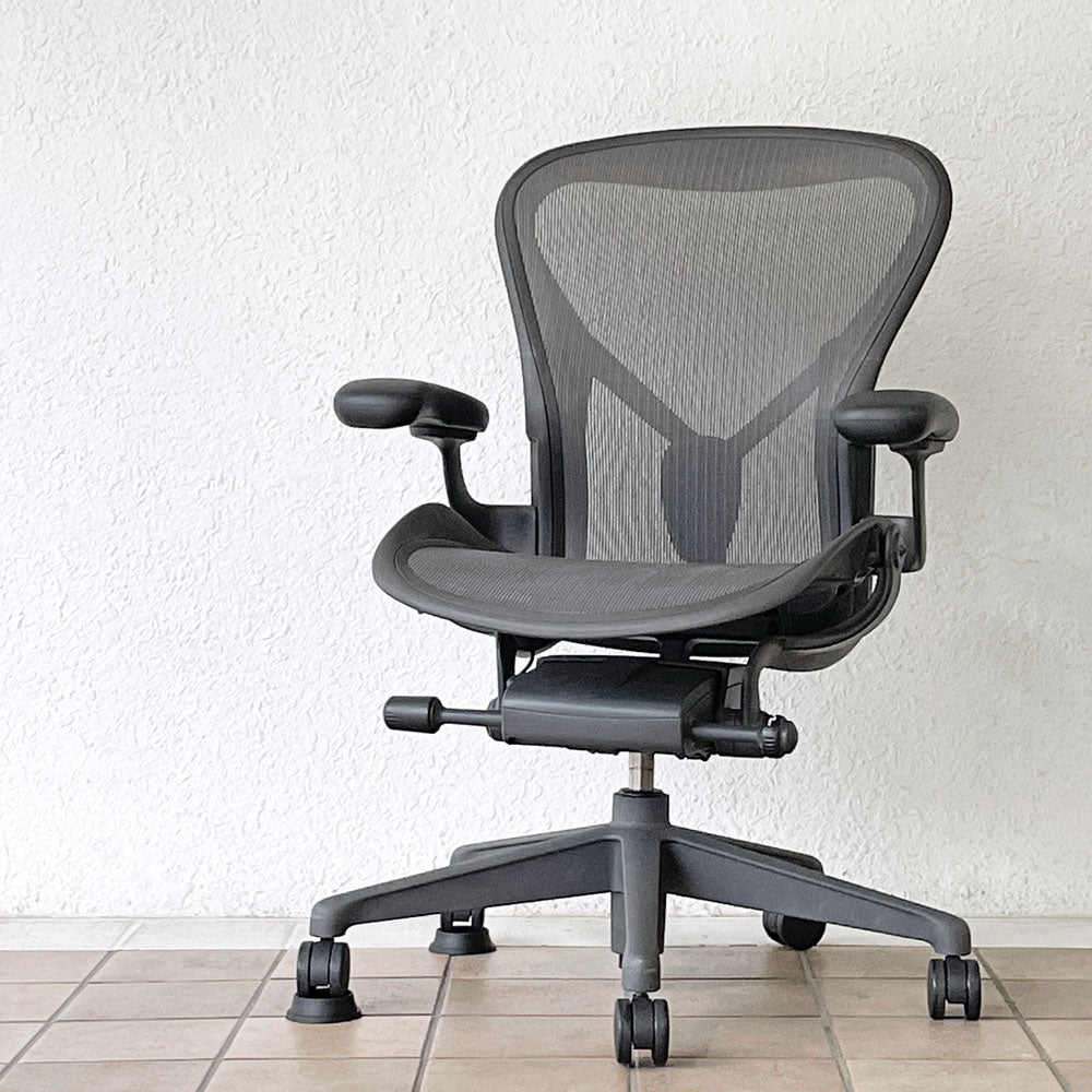  【用賀店】ハーマンミラー Herman Miller アーロンチェア デスクチェア リマスタード ライト Bサイズ グラファイトベース ビル・スタンフ ＆ ドン・チャドウィック ポスチャーフィット 買取させていただきました。