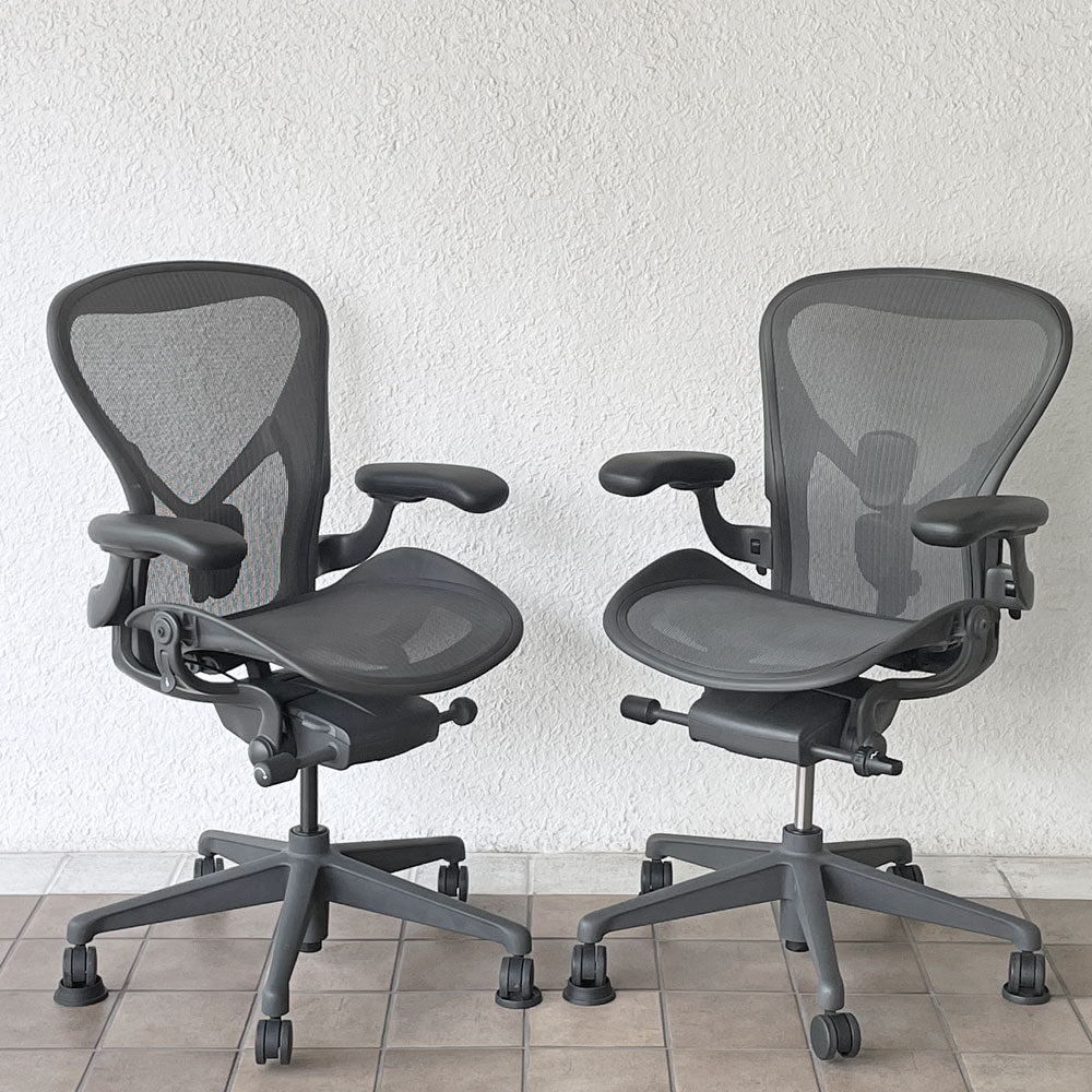  【用賀店】ハーマンミラー Herman Miller アーロンチェア デスクチェア リマスタード Bサイズ グラファイトベース  フル装備＆ライト、計2脚 買取させていただきました。