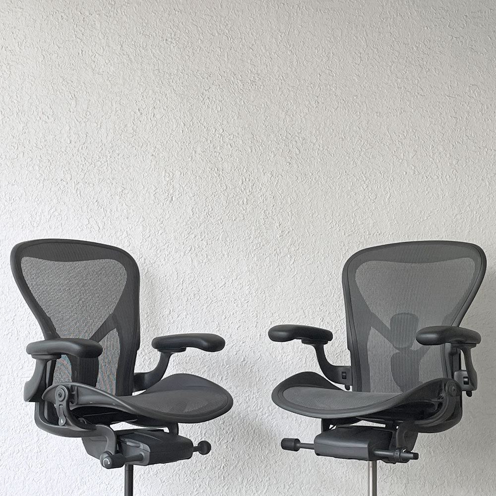 ハーマンミラー Herman Miller アーロンチェア デスクチェア リマスタード Bサイズ グラファイトベース  フル装備＆ライト、計2脚  ～座る、特等席～