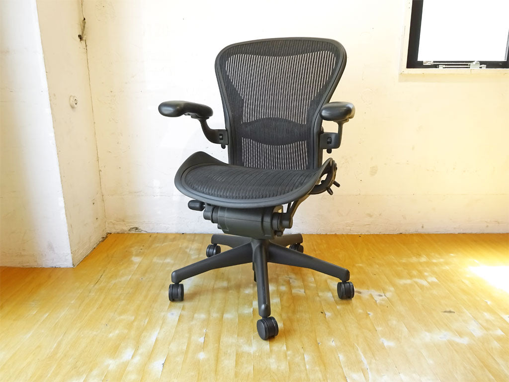 ハーマンミラー Herman Miller アーロンチェア Aeron Chair Bサイズ フル装備 ランバーサポート クラシックカーボン グラファイトベース デスクチェア 中古品 買い取りしました。