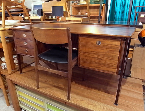 身が引き締まる、佇まいの荘厳なデスク～デンマーク・デューロン　ローズウッド・プレジデントデスク【買取＆販売＆レンタル】