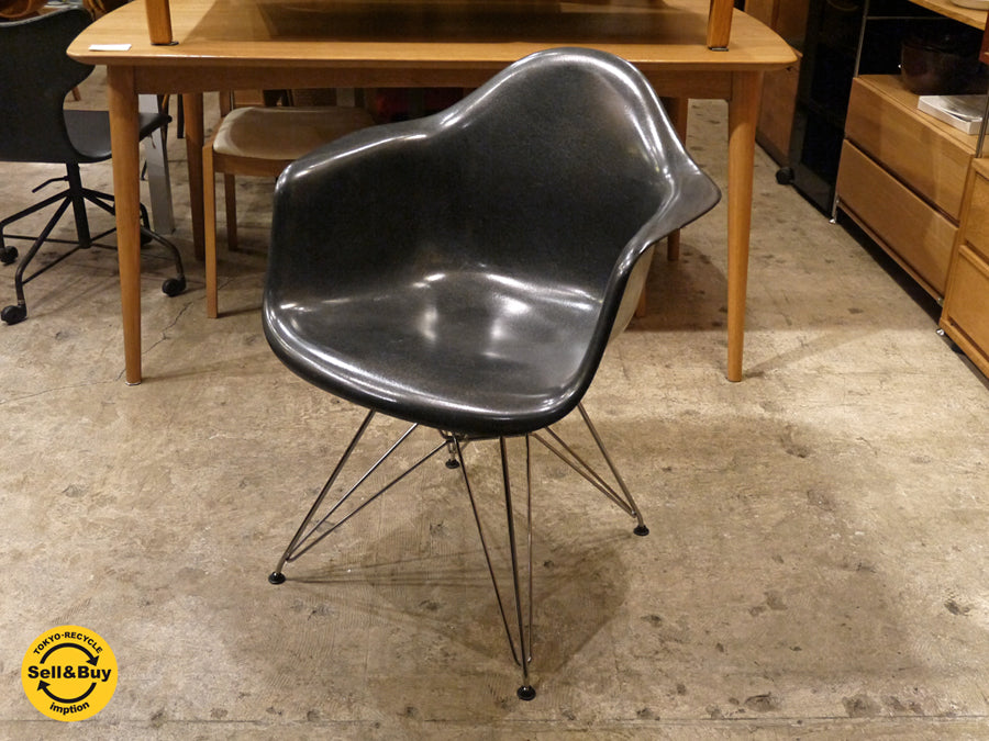 ハーマンミラー Herman Miller アームシェルチェア 現行 FRP製 エッフェルベース ブラック C&R イームズ 　中古品 買い取りしました！ 自由が丘店 出張買取もお任せください。