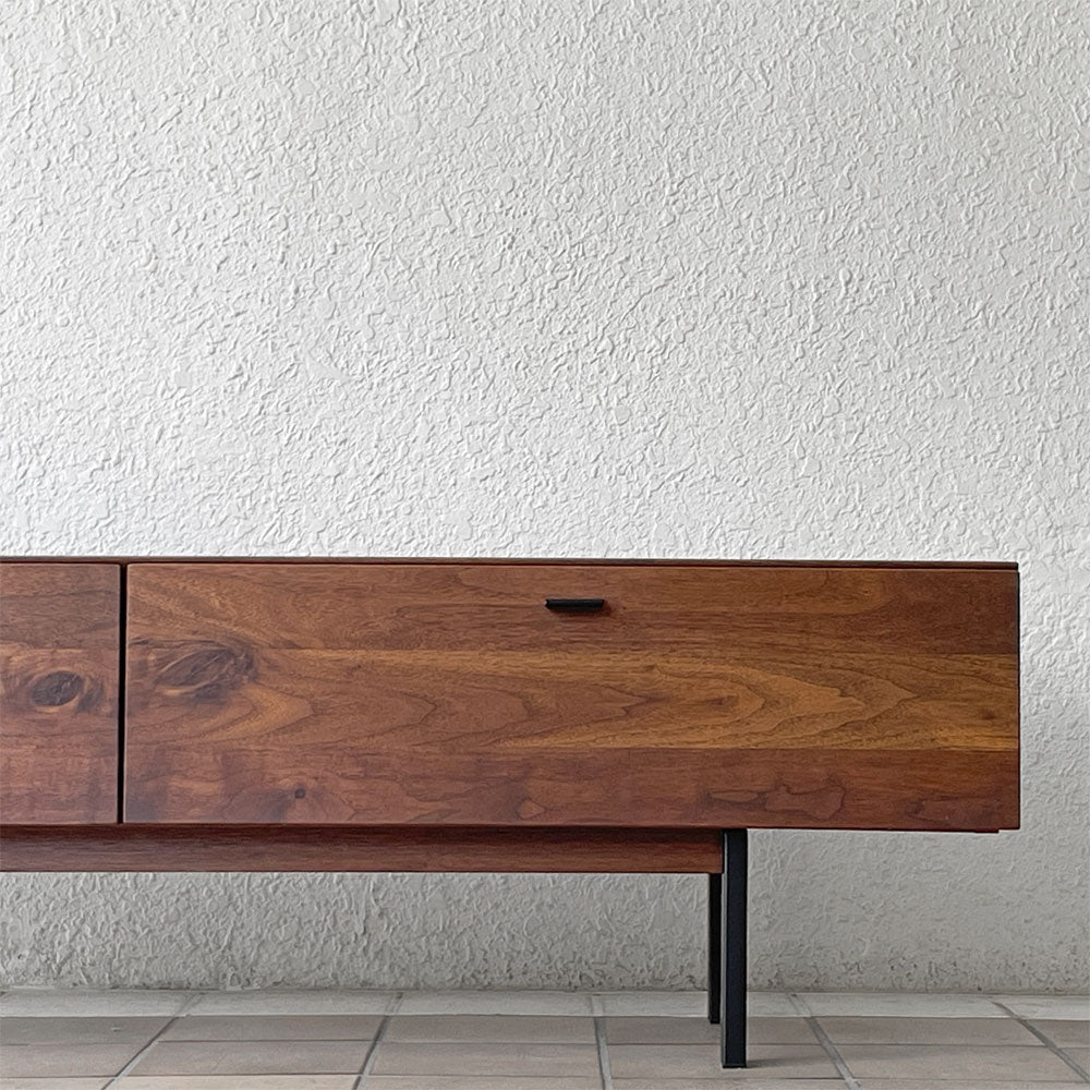 カーフ karf ノット Knot テレビボード TV board 150 Oak ローボード 150cm ウォールナット無垢材 ブラックスチール 定価￥198,000-　～「節」が魅せる、唯一無二の風格～