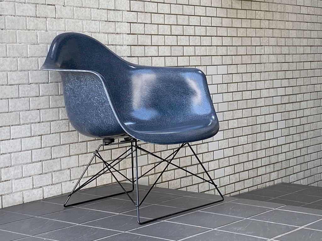 ハーマンミラー Herman Miller アームシェルチェア LAR 現行FRP製 ネイビー キャッツクレイドル ラウンジベース C&R イームズ 中古品 買い取りしました。