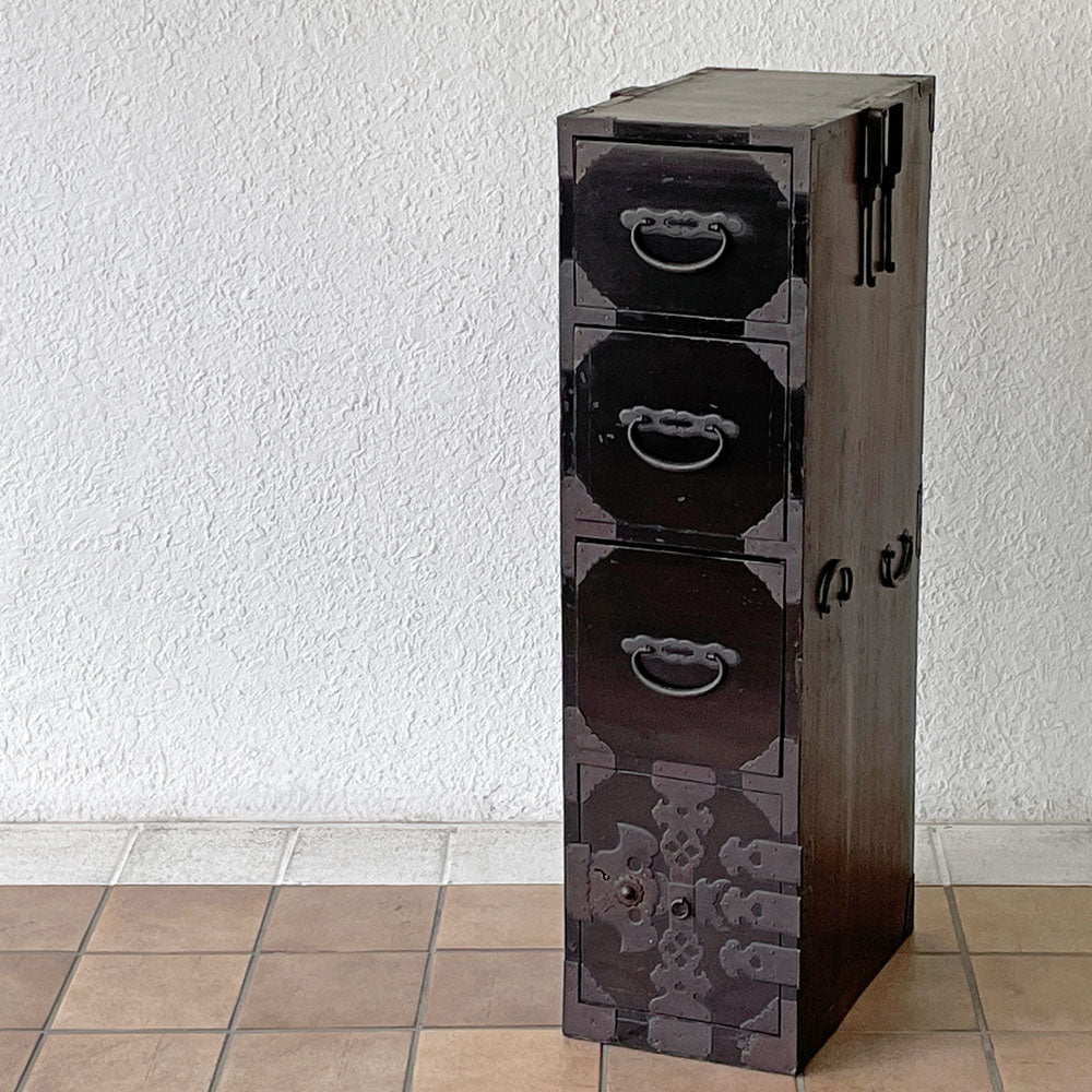  【用賀店】時代箪笥 隙間箪笥 4段 明治期 和箪笥 整理箪笥 抽斗4杯 チェスト 鉄金具 黒漆塗 古家具 ジャパンビンテージ Japan vintage 鍵付き 買取させていただきました。