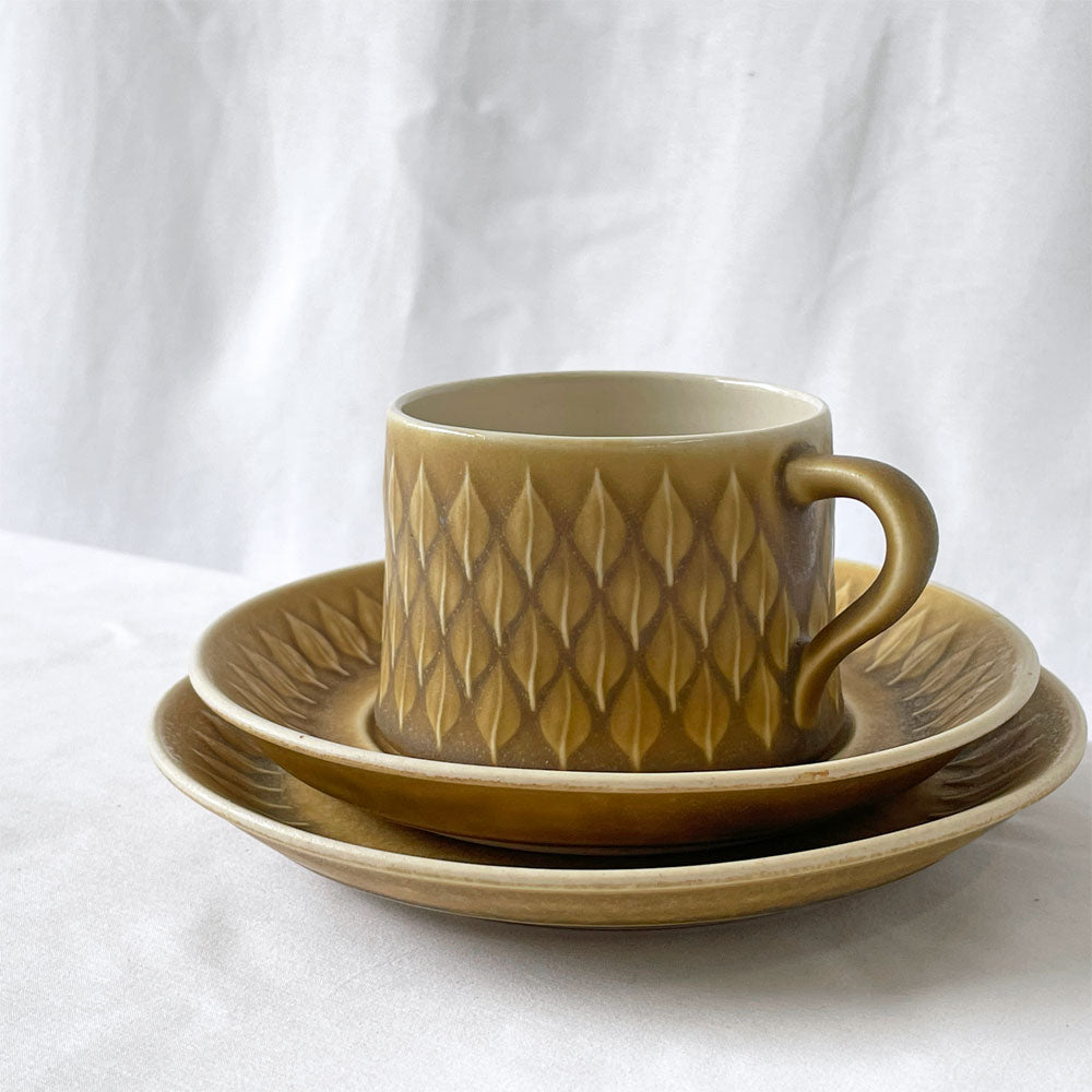  【用賀店】クロニーデン Kronjyden レリーフ カップ＆ソーサー プレート トリオセット イェンス・クイストゴー JHQ 北欧 デンマーク ビンテージ 北欧食器 買取させていただきました。