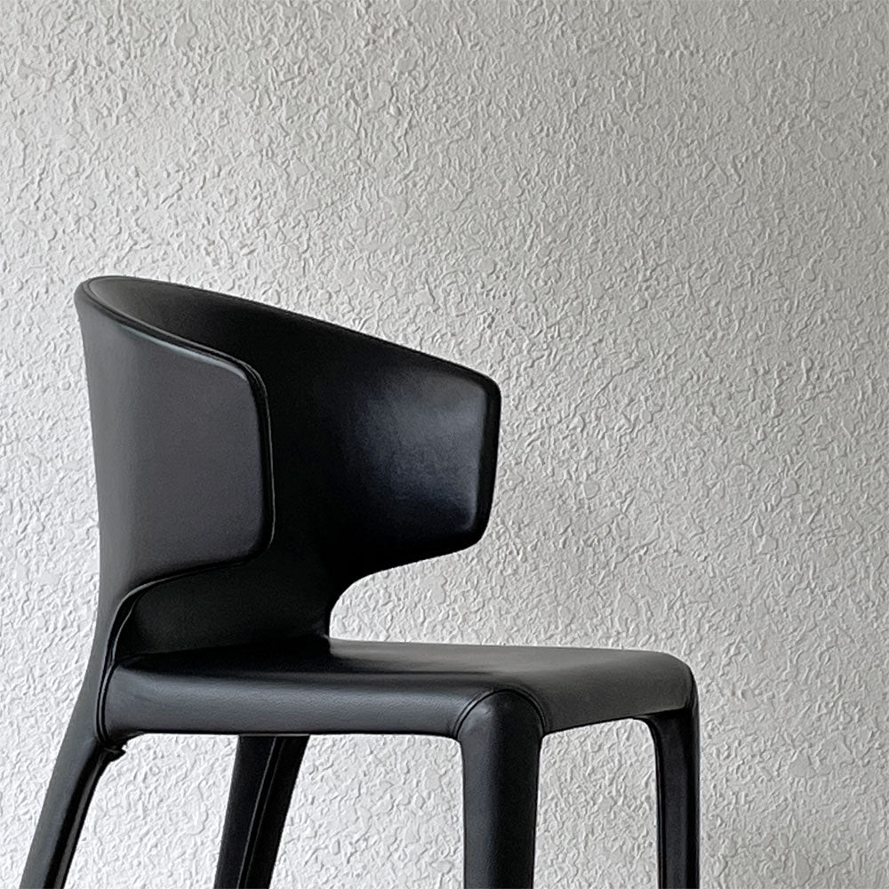 カッシーナ Cassina オラ 367 HOLA アームチェア 本革 ハンス・ウェッツスタイン モダン イタリア 定価￥429.000-～ミニマルデザインの中に見られる高い技術と拘り～