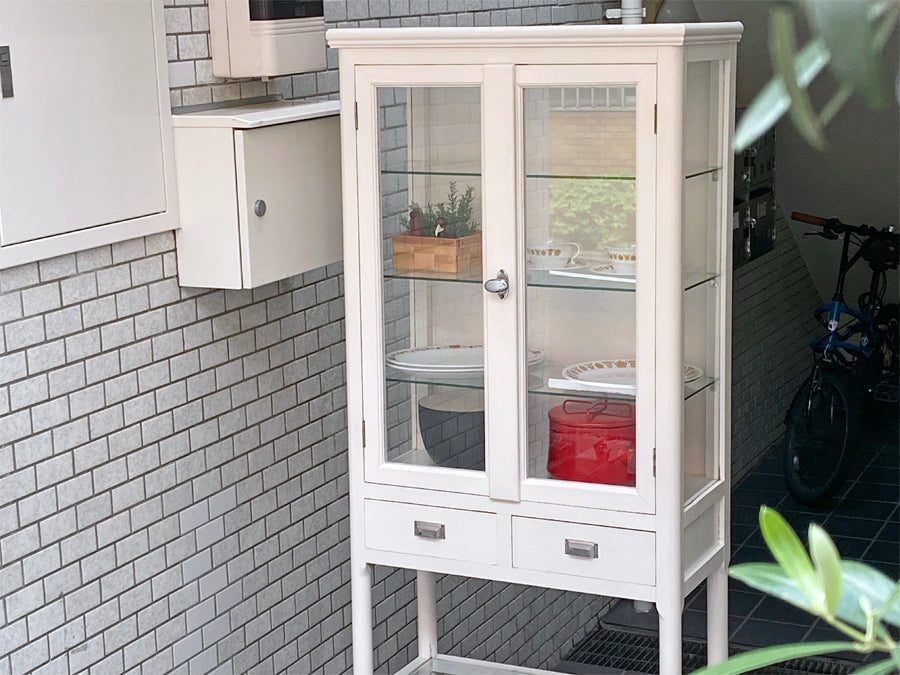 アンティーク調 木製ドクターキャビネット ケビント ホワイトペイント 医療棚 ガラス棚 ディスプレイケース 店舗什器 ～新たな使い心地～