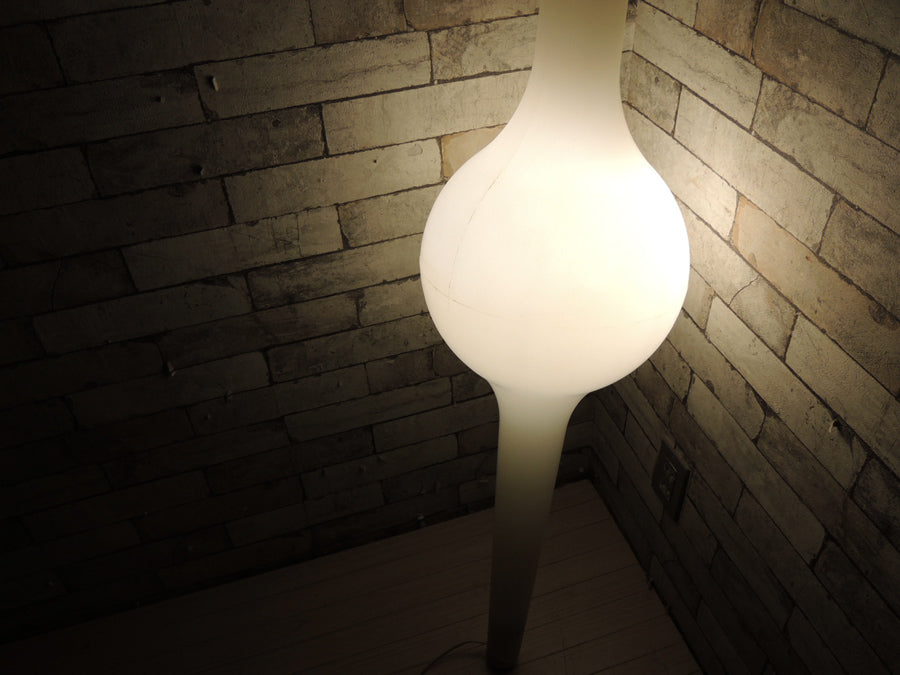 イデー IDEE スティックランプ STICK LAMP フロアランプ ホワイト ポリエチレン マイケル・ヤング Michael Young ～攻めたデザイン。まるでカブ。～