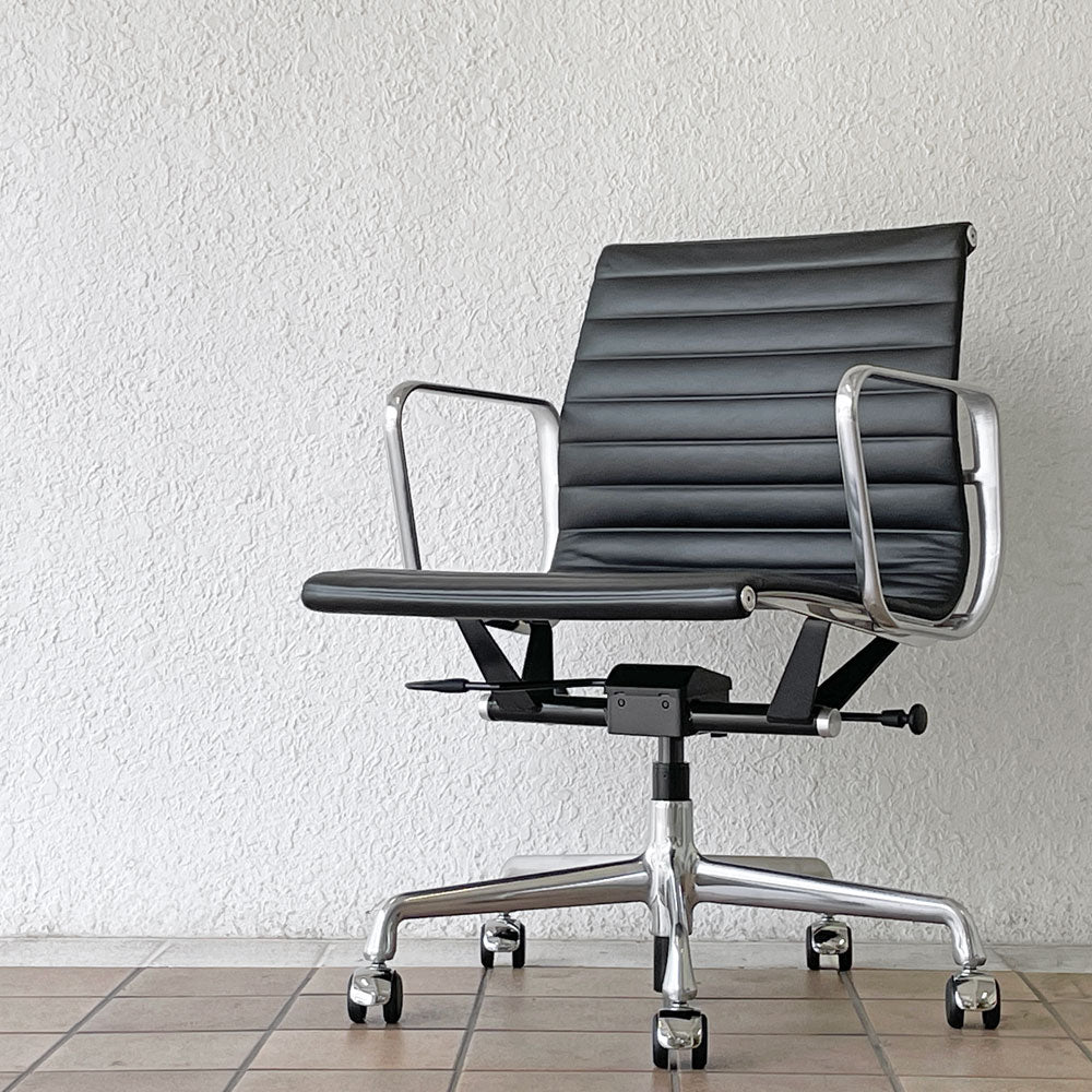  【用賀店】ハーマンミラー Herman Miller イームズアルミナムグループチェア マネージメントチェア アルミバフベース ガス圧昇降仕様 5本脚 キャスタータイプ 本革 イームズ 買取させていただきました。