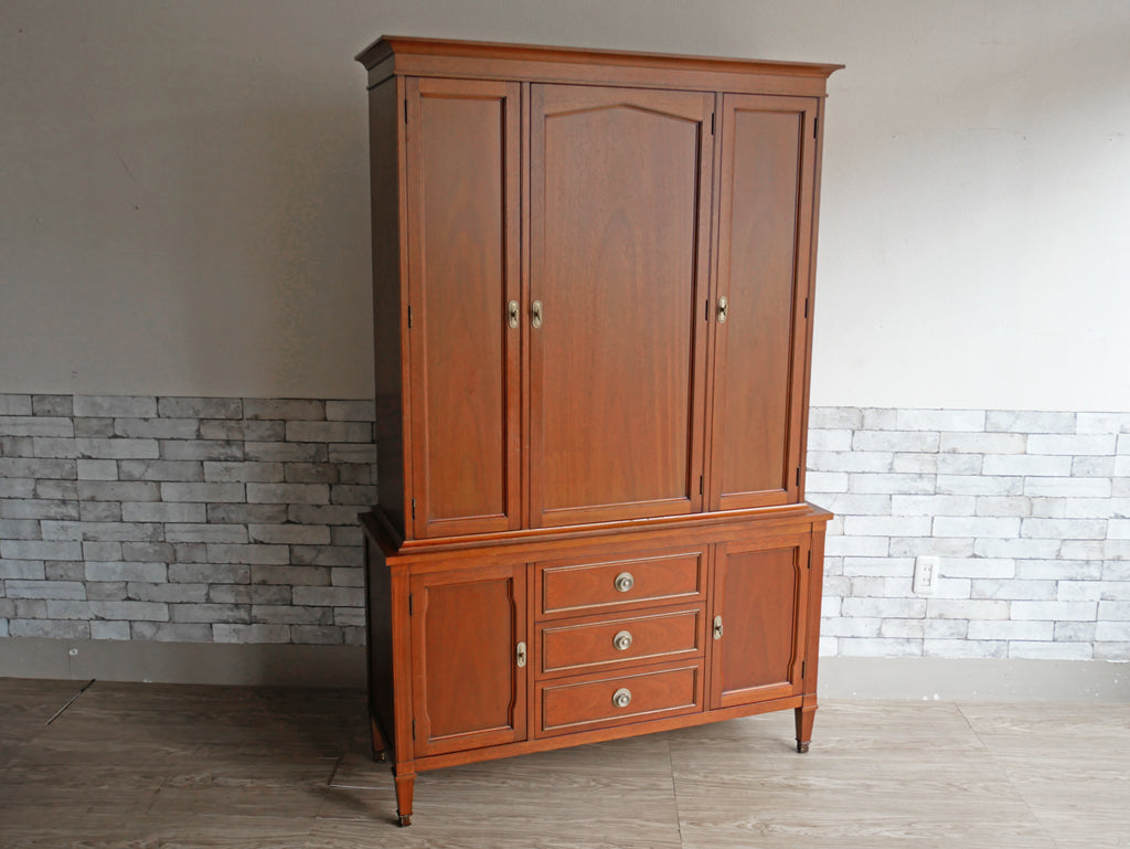 ドレクセルヘリテイジ DREXEL HERITAGE トライユン TRIUNE チャイナキャビネット カップボード 食器棚 木製扉   中古品  買い取りしました。