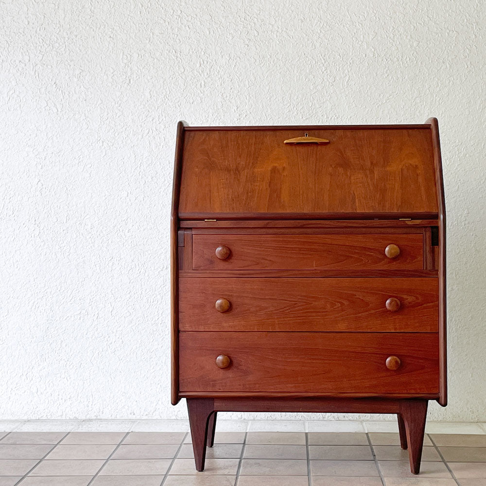  【用賀店】ヤンガー YOUNGER Ltd. チーク材 ライティングビューロー チェスト 鍵付き UKビンテージ Vintage 英国家具 北欧スタイル 買取させていただきました。