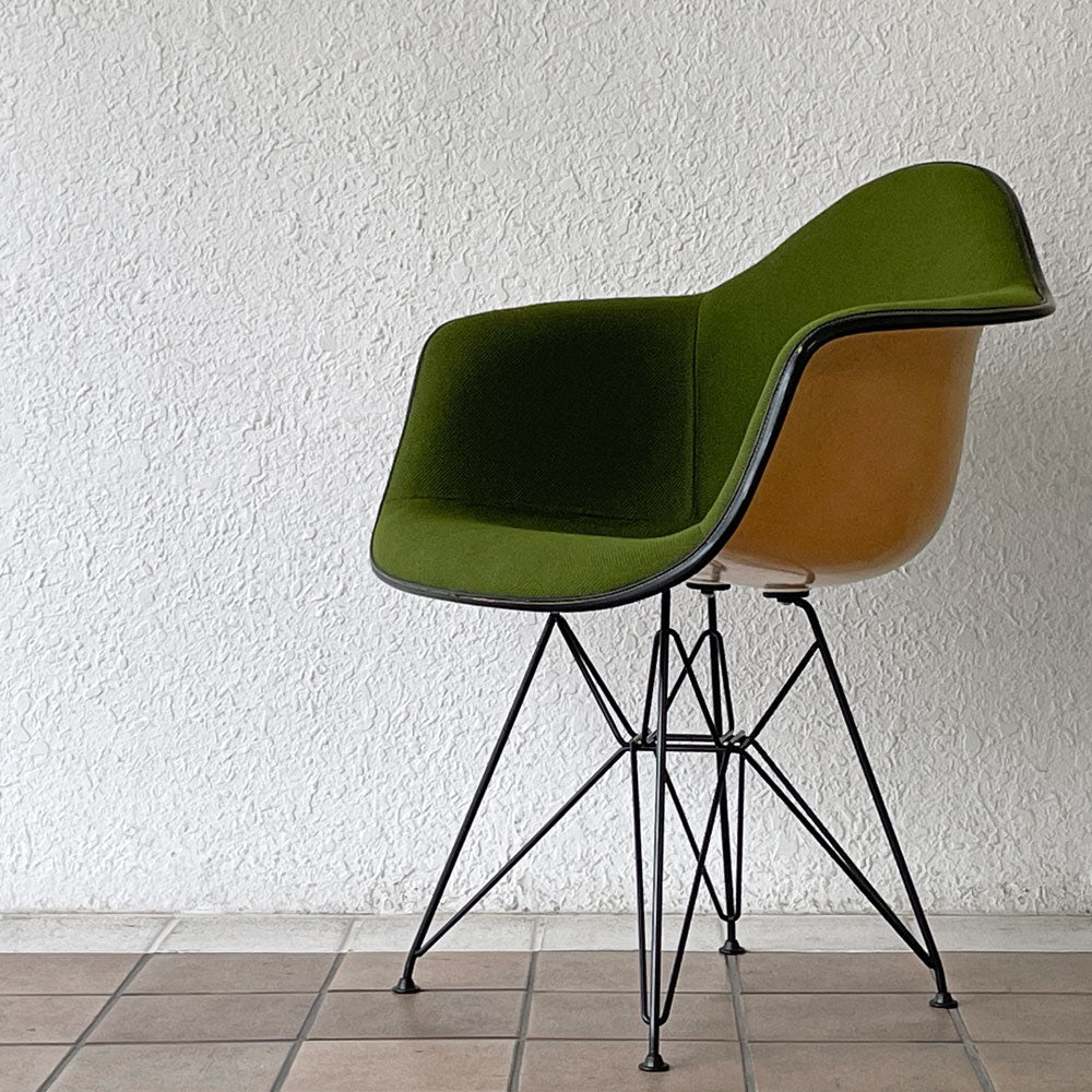  【用賀店】ハーマンミラー Herman Miller アームシェルチェア セカンド 2nd アプホルスター エンボスレス エッフェルベース 張り替え済み イームズ  買取させていただきました。