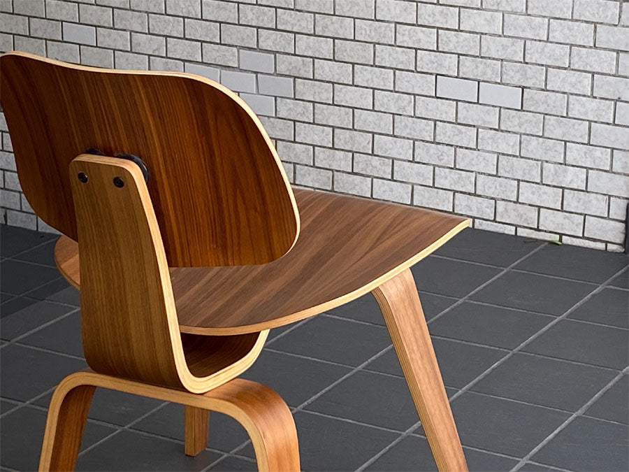 ハーマンミラー Herman Miller プライウッドダイニングチェア ウッドレッグ DCW Molded Plywood Dining Chair ウォールナット イームズ ～終わりなき旅の途中、ふたりが残した歴史的名作～