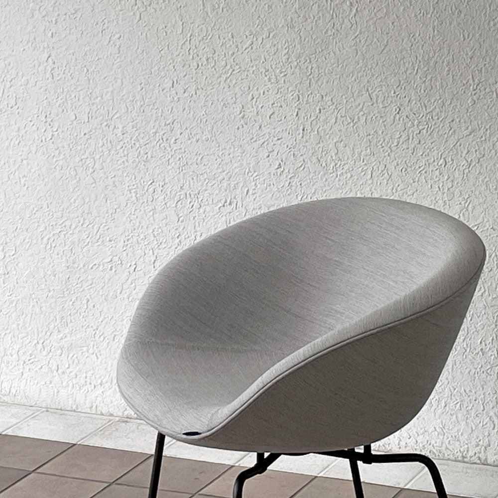 フリッツハンセン Fritz Hansen ポットチェア 3318 POT ラウンジチェア ファブリック クリスチャンハウン ベージュ ブラウンブロンズレッグ アルネ・ヤコブセン デンマーク 定価￥297,880- 展示品　～機能と、エレガンスの境目～