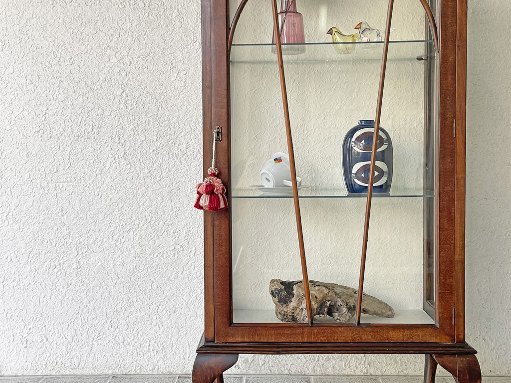 UKビンテージ Vintage ガラスキャビネット スモールキャビネット ショーケース 飾り棚 マホガニー ボール＆クロウ 猫脚 鍵付 アールデコ 英国 ～ 外ふんわり、中しっかり ～