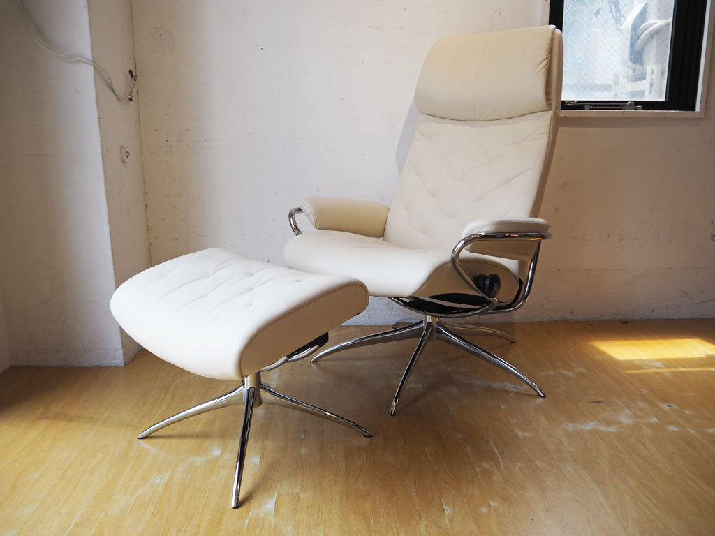 エコーネス EKORNES ストレスレス メトロ Stressless Metro リクライニングチェア ＆ オットマン Mサイズ クリームカラー ～ 歴史とモダンデザインが重なり合う